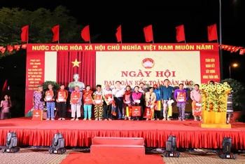 Phó Thủ tướng Lê Minh Khái tặng quà cho các gia đình chính sách khó khăn tại Ngày hội.