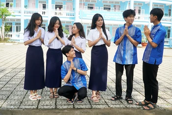 Trang phục dân tộc được cấp cho các em học sinh Trường dân tộc nội trú Huỳnh Cương (Sóc Trăng).