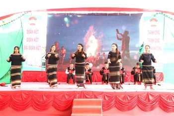 Đồng bào dân tộc thiểu số xã Ea Tiêu biểu diễn văn nghệ chào mừng Ngày hội đại đoàn kết toàn dân tộc năm 2023.