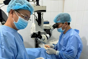 Các bác sĩ phẩu thuật mắt cho đồng bào dân tộc thiểu số tại huyện Bù Đăng.