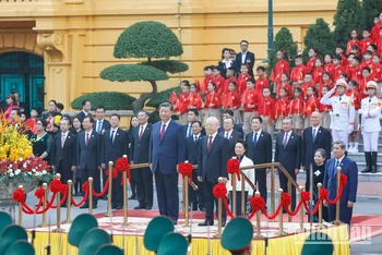 Tổng Bí thư Nguyễn Phú Trọng và Tổng Bí thư, Chủ tịch Trung Quốc Tập Cận Bình tại lễ đón.