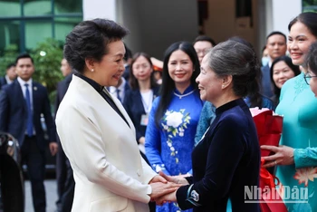 Phu nhân Tổng Bí thư Nguyễn Phú Trọng đón Phu nhân Tổng Bí thư, Chủ tịch Trung Quốc Tập Cận Bình tới thăm Bảo tàng Phụ nữ Việt Nam.