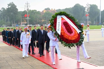 Tổng Bí thư, Chủ tịch Trung Quốc Tập Cận Bình cùng Đoàn đại biểu cấp cao Trung Quốc đến đặt vòng hoa và vào Lăng viếng Chủ tịch Hồ Chí Minh.