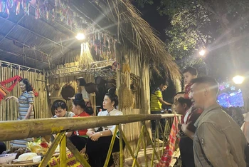 Mô hình không gian sinh hoạt của đồng bào các dân tộc tỉnh Điện Biên thu hút khách tham quan.