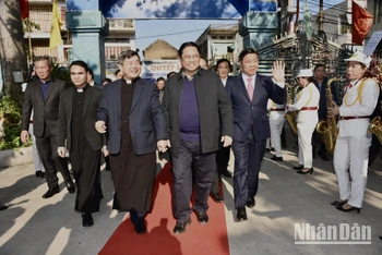 Thủ tướng Chính phủ Phạm Minh Chính tới thăm, chúc mừng các linh mục và đồng bào Công giáo tại Giáo xứ Bắc Giang. 
