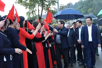 Thủ tướng Phạm Minh Chính với bà con nhân dân khu vực Cửa khẩu quốc tế Trà Lĩnh.