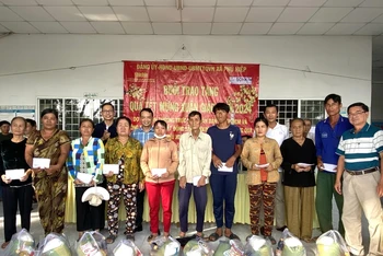 Các hộ nghèo, cận nghèo xã Phú Hiệp, huyện Phú Tân, tỉnh An Giang nhận quà dịp Tết cổ truyền, ngày 20/1.