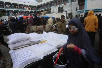 Người dân chờ nhận lương thực cứu trợ của UNRWA tại Rafah, Dải Gaza. Ảnh: THX/TTXVN