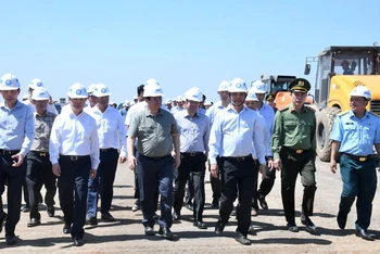 Thủ tướng Phạm Minh Chính đi thị sát công trường xây dựng Cảng hàng không quốc tế Long Thành.
