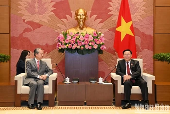 Chủ tịch Quốc hội Vương Đình Huệ và Đại sứ Trung Quốc Hùng Ba tại buổi tiếp.