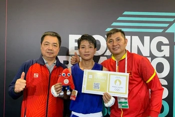 Võ sĩ Võ Thị Kim Ánh (giữa) giành vé dự Olympic Paris 2024. Ảnh: Liên đoàn Boxing Việt Nam