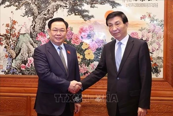 Chủ tịch Chính hiệp toàn quốc Trung Quốc Vương Hộ Ninh đón Chủ tịch Quốc hội Vương Đình Huệ. 