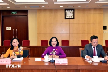 Trưởng Ban Công tác đại biểu thuộc Ủy ban Thường vụ Quốc hội Nguyễn Thị Thanh (giữa) tại buổi làm việc. (Ảnh: TTXVN)