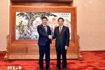 Chủ nhiệm Ủy ban Kinh tế của Quốc hội Vũ Hồng Thanh (trái) và Chủ nhiệm Ủy ban Kinh tế-Tài chính Nhân Đại toàn quốc Trung Quốc Trung Sơn. (Ảnh: TTXVN)