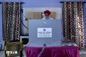 Cử tri bỏ phiếu trong giai đoạn 7 của cuộc tổng tuyển cử tại điểm bầu cử ở Jalandhar, Ấn Độ, ngày 1/6. (Ảnh: AFP/TTXVN)