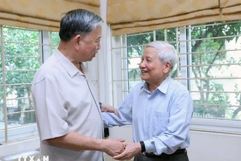 Chủ tịch nước Tô Lâm thăm, chúc mừng Nhà báo Hà Đăng, nguyên Ủy viên Trung ương Đảng, nguyên Trưởng Ban Tư tưởng Văn hóa Trung ương, nguyên Tổng Biên tập Báo Nhân Dân. (Ảnh: TTXVN)