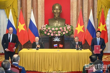 Chủ tịch nước Tô Lâm và Tổng thống Liên bang Nga Vladimir Putin chứng kiến Lễ trao các văn kiện hợp tác Việt Nam-Liên bang Nga.