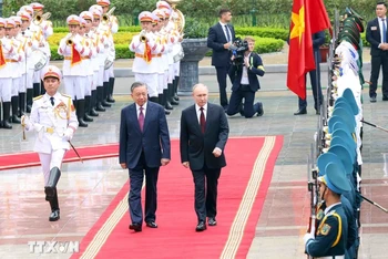Chủ tịch nước Tô Lâm và Tổng thống Liên bang Nga Vladimir Putin duyệt Đội danh dự Quân đội nhân dân Việt Nam. (Ảnh: Phạm Kiên/TTXVN)