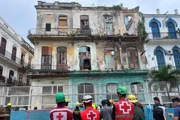 Nhân viên cấp cứu có mặt tại hiện trường một vụ sập nhà ở thủ đô La Habana, Cuba. (Ảnh: Reuters)