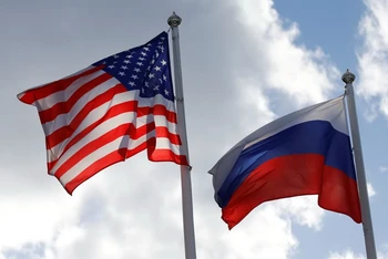 Cờ của Mỹ và Nga. (Ảnh: APA)
