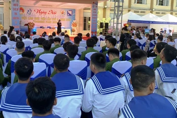 Hàng trăm hạ sĩ quan, chiến sĩ Vùng 3 Hải quân tham dự Ngày hội việc làm Đà Nẵng năm 2024. 