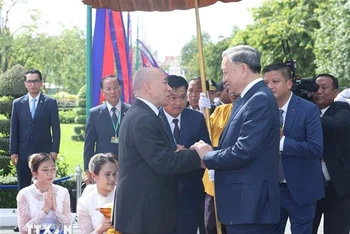 Quốc vương Norodom Sihamoni đón Chủ tịch nước Tô Lâm. Ảnh: TTXVN 