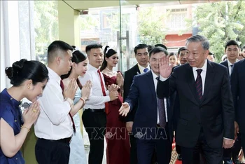 Chủ tịch nước Tô Lâm thăm Công ty Viettel Campuchia (Metfone). 