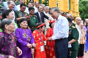 Chủ tịch nước Tô Lâm với các đại biểu tham dự buổi gặp.