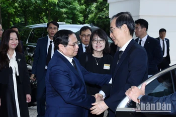 Thủ tướng Phạm Minh Chính đón Thủ tướng Hàn Quốc Han Duck Soo.