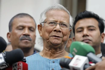 Ông Muhammad Yunus phát biểu với báo giới tại Dhaka (Bangladesh) ngày 3/3/2024. (Ảnh: AP/TTXVN)