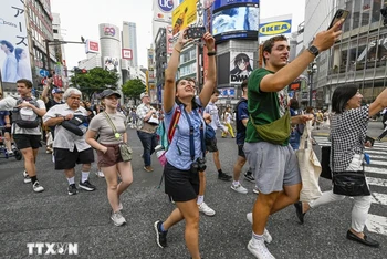 Khách du lịch tại Tokyo, Nhật Bản. (Ảnh: Kyodo/TTXVN)