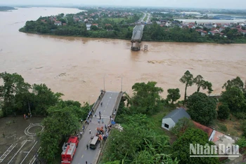 Sự cố sập nhịp cầu Phong Châu. (Ảnh: NGỌC LONG)