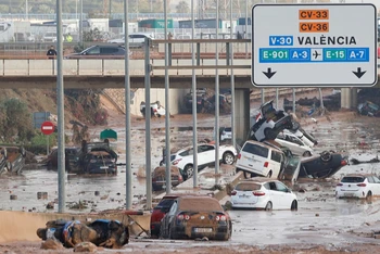 Những chiếc ô-tô ngổn ngang trên đường sau khi lũ lụt tràn qua ở ngoại ô Valencia. (Ảnh Reuters)