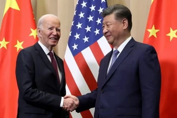 Chủ tịch Trung Quốc Tập Cận Bình và Tổng thống Mỹ Joe Biden bắt tay trước cuộc gặp song phương ở Lima (Peru), ngày 16/11/2024. (Nguồn: The Guardian)