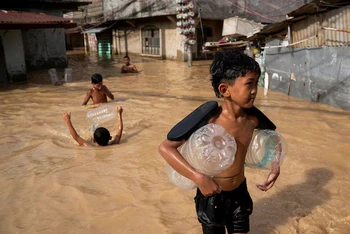 Bão Man-Yi, gây ngập lụt ở Cabanatuan, Nueva Ecija, Philippines. Ảnh: Reuters