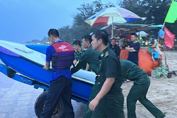 Các lực lượng Bộ đội Biên phòng, Cảnh sát Phòng cháy chữa cháy-cứu nạn cứu hộ Công an Bình Thuận huy động phương tiện xuống biển để tìm kiếm người bị mất tích