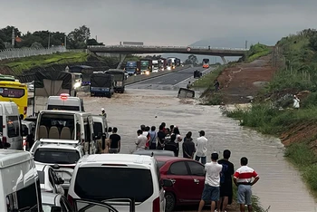 Khoảng 4 giờ 30 phút ngày 29/7, cao tốc Phan Thiết-Dầu Giây bị ngập tại vị trí Km25+419, huyện Hàm Tân, Bình Thuận.