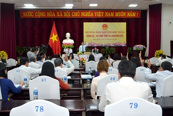 Các đại biểu Hội đồng nhân dân tỉnh Bình Thuận (khóa 11) biểu quyết thông qua Nghị quyết phê duyệt chủ trương đầu tư Dự án Đường vào sân bay Phan Thiết (giai đoạn 2).