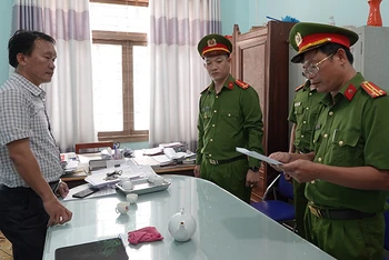 Cơ quan Cảnh sát điều tra Công an huyện Bắc Bình, Bình Thuận đọc Quyết định khởi tố bị can đối với Phùng Thế Văn (bên trái ảnh) (Ảnh: Công an cung cấp)