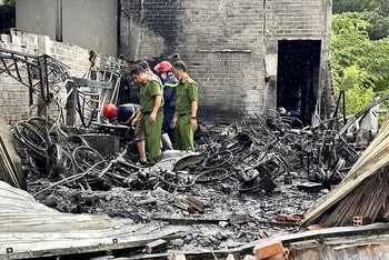 Các đơn vị nghiệp vụ Công an Bình Thuận khám nghiệm hiện trường vụ cháy.