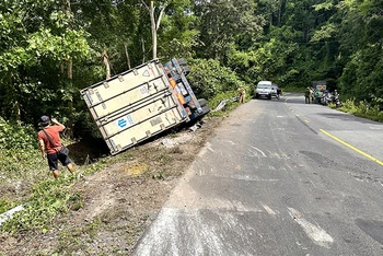 Vị trí xe đầu kéo bị lật khi đang đổ đèo Đông Giang tại Km21 đường ĐT714 thuộc địa phận huyện Hàm Thuận Bắc, Bình Thuận.