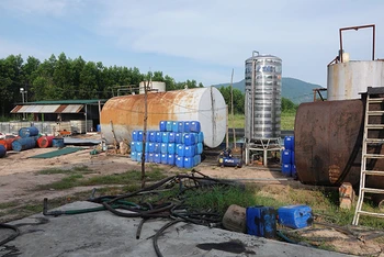 Cơ sở tái chế dầu diesel từ nhớt thải nằm sâu trong khu vực hẻo lánh trong Lâm trường ở thôn Lập Đức, xã Tân Lập, huyện Hàm Thuận Nam, tỉnh Bình Thuận. (Ảnh: Công an Bình Thuận)