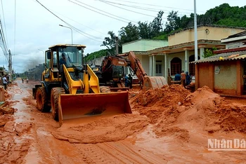 Mưa lớn làm nước và cát trên đồi tràn xuống ngập nhà dân và đường ĐT719, xã Tiến Thành, thành phố Phan Thiết, Bình Thuận.