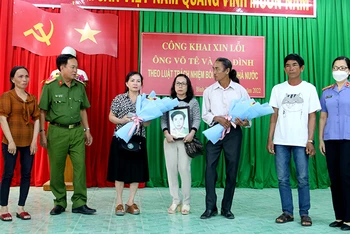 Đại diện Cơ quan Cảnh sát điều tra, Công an Bình Thuận và Viện Kiểm sát nhân dân tỉnh Bình Thuận cùng xin lỗi và trao hoa cho gia đình ông Võ Tê.