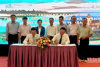 Đại diện lãnh đạo Sở Văn hóa, Thể thao và Du lịch hai tỉnh Bình Thuận và Ninh Thuận ký kết Chương trình hợp tác. 