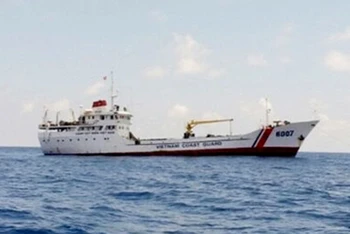 Tàu CSB 6007 của Bộ Tư Lệnh Vùng Cảnh sát biển 3 được điều động ra vị trí tàu bị nạn để cứu ngư dân. (Ảnh: BTL Vùng CSB 3)