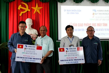 Đại diện Công ty TNHH Điện lực Vĩnh Tân 1 trao Phòng học máy tính với 56 bộ máy vi tính cho hai trường học trên địa bàn xã Vĩnh Tân, huyện Tuy Phong, Bình Thuận 