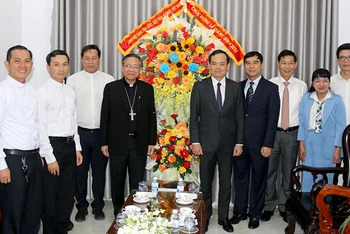 Phó Thủ tướng Trần Lưu Quang (thứ 5, bên phải qua) cùng đại diện các ban, ngành Trung ương và tỉnh Bình Thuận thăm và chúc mừng Giáng sinh năm 2023 tại Tòa Giám mục Giáo phận Phan Thiết.