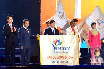 Chủ tịch Ủy ban nhân dân tỉnh Bình Thuận và Bộ Văn hóa, Thể thao và Du lịch chuyển giao cờ tổ chức đăng cai Năm Du lịch quốc gia 2024 cho tỉnh Điện Biên.