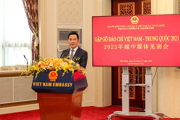 Công sứ Ninh Thành Công phát biểu tại buổi gặp gỡ.